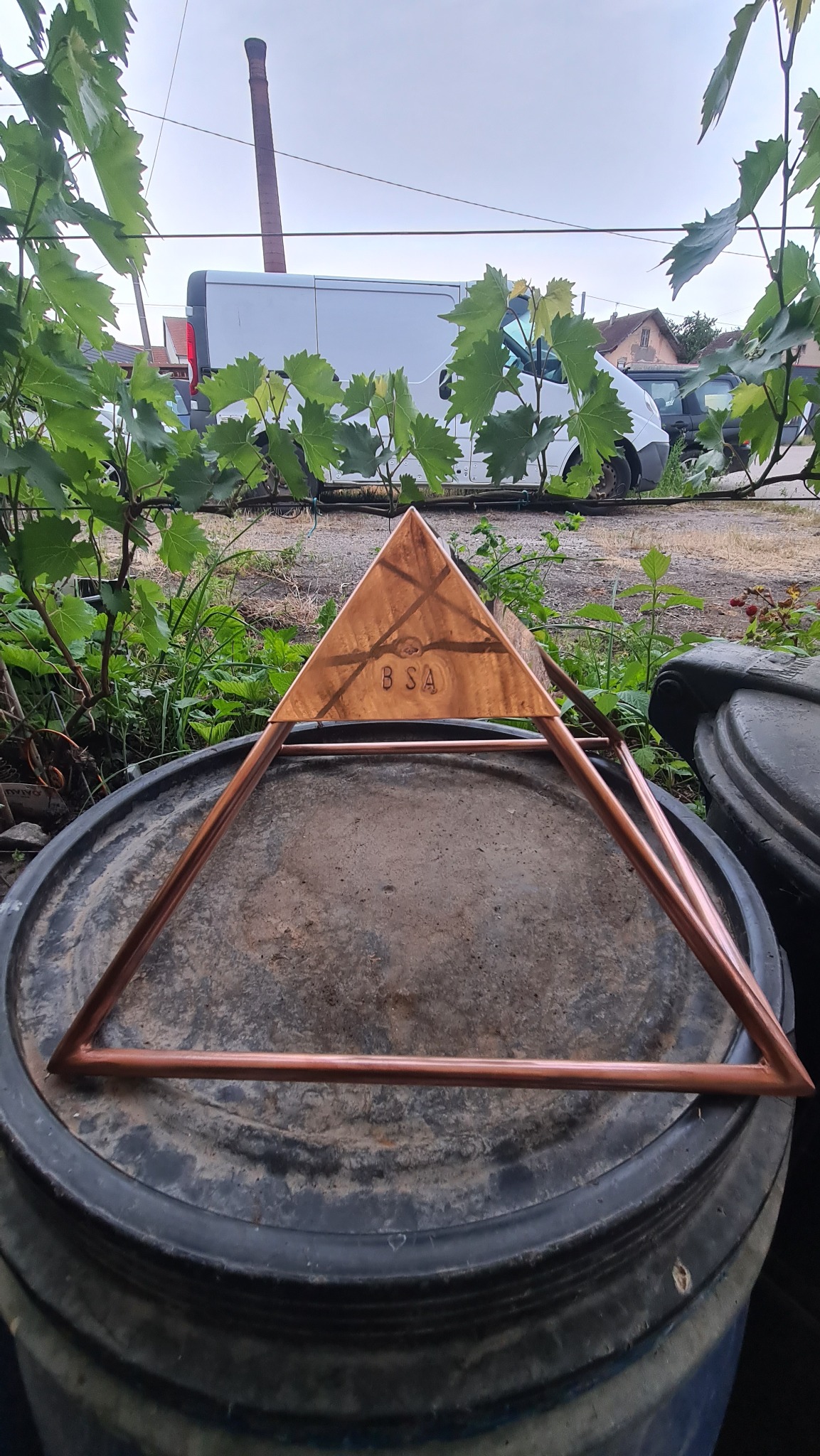 Pyramide soudée format Khéops avec chapeau en cuivre massif