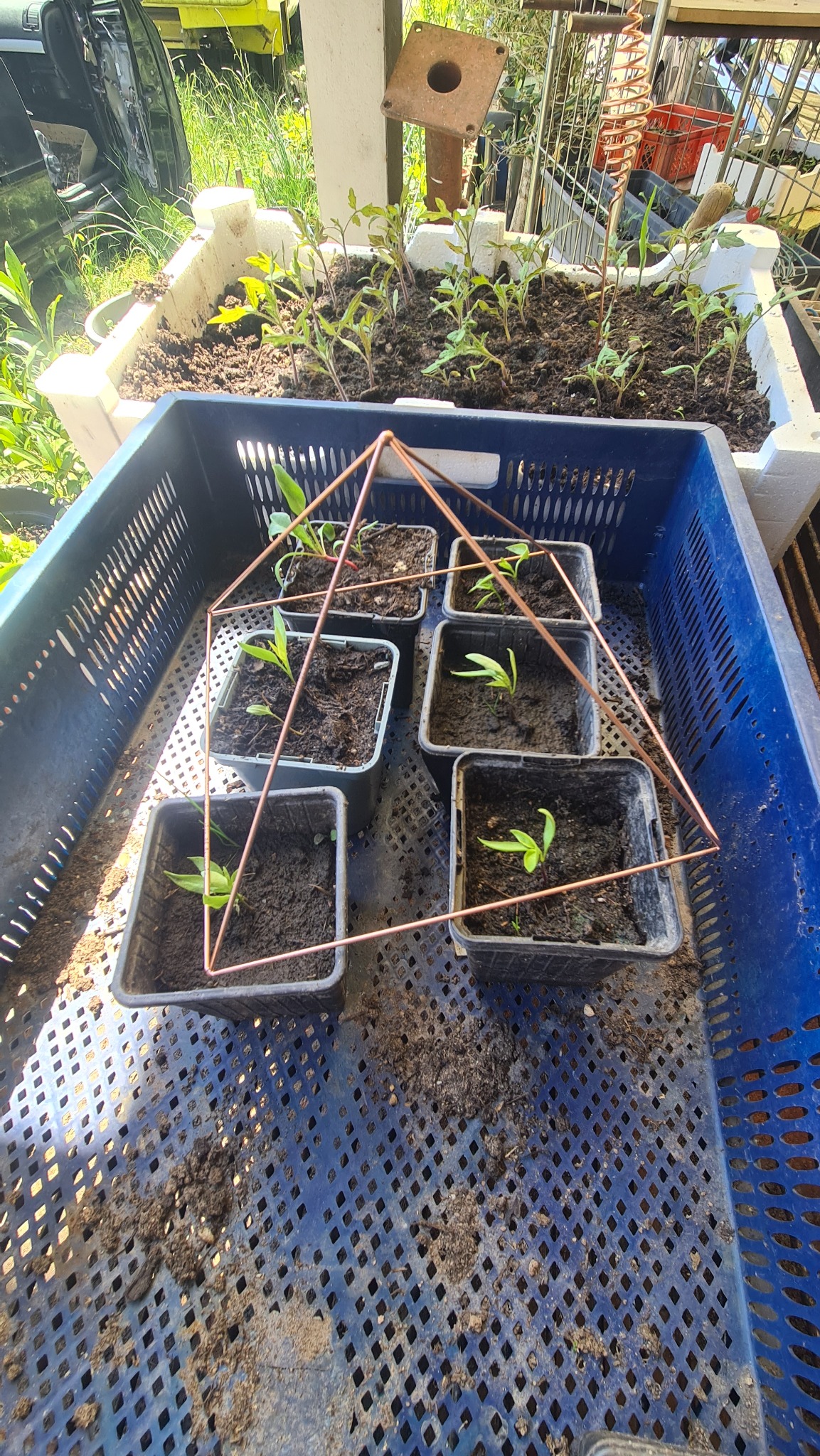 Petite pyramide soudée en baguette cuivre 2 mm