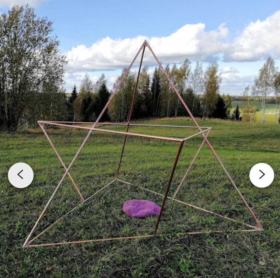 Grande Merkaba en cuivre installée à l’extérieur