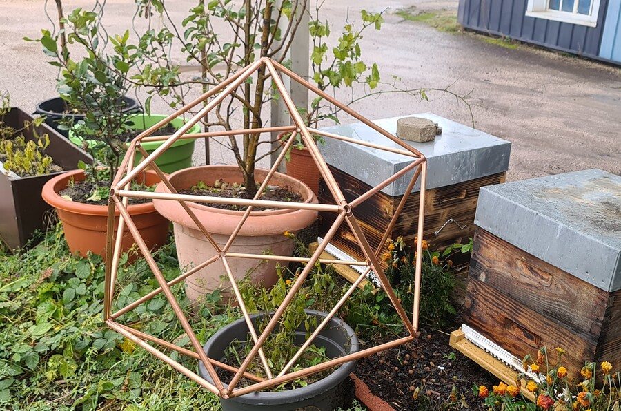 Icosaèdre en cuivre BSA Concept au jardin